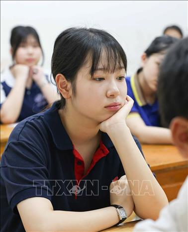 Thí sinh trước giờ làm bài thi môn Ngữ văn tại điểm thi Trường THPT Trần Phú - Hoàn Kiếm. Ảnh: Thanh Tùng - TTXVN